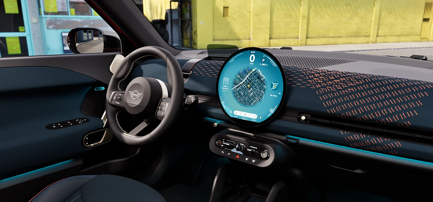 Zicht op het interieur van de MINI Aceman Electric met focus op het dashboard, de interaction-unit en het stuur.