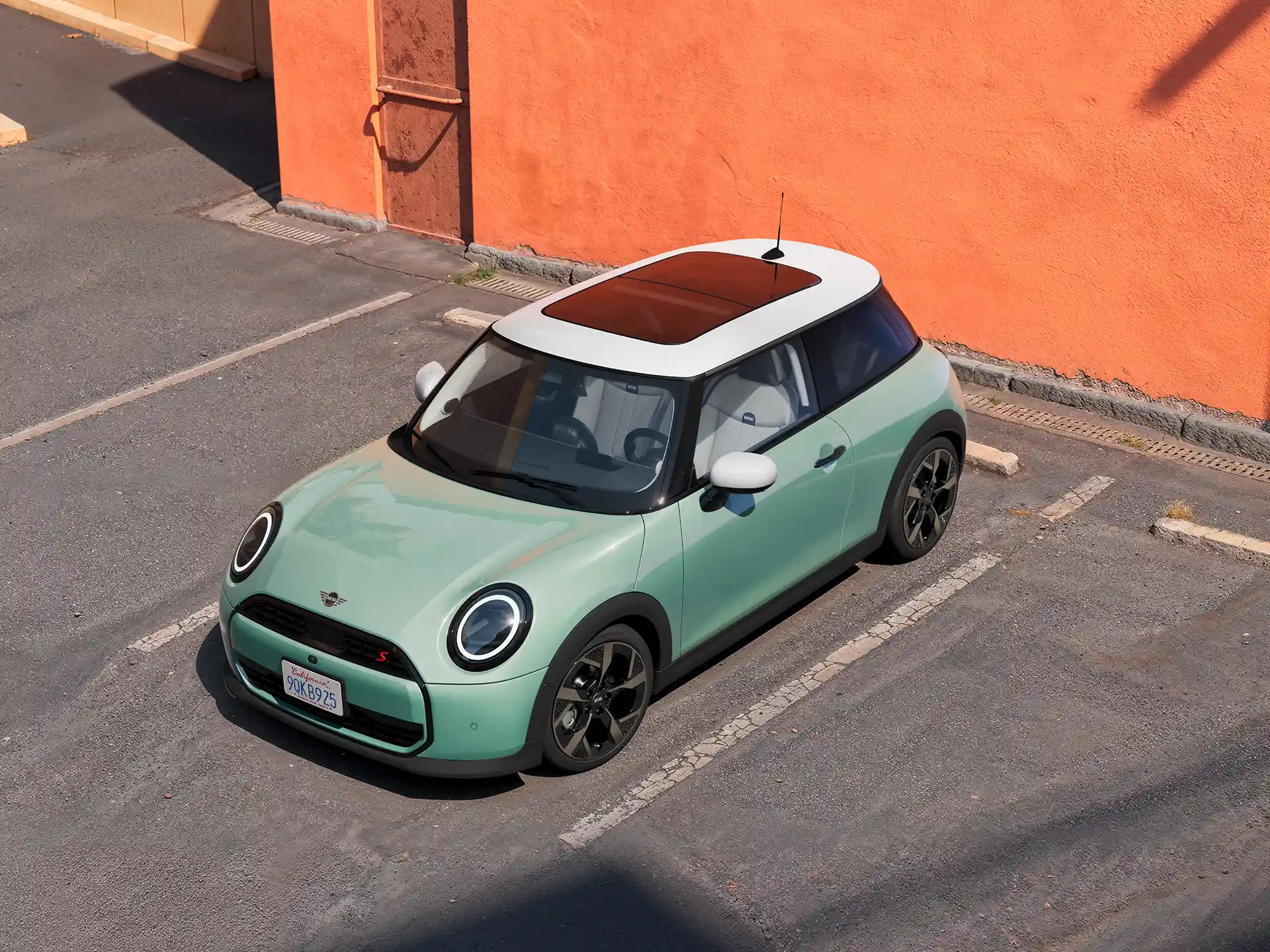 Vidéo montrant en détail l’intérieur et l’extérieur d’une MINI Cooper. La caméra passe sur le tableau de bord en insistant sur les éléments du design