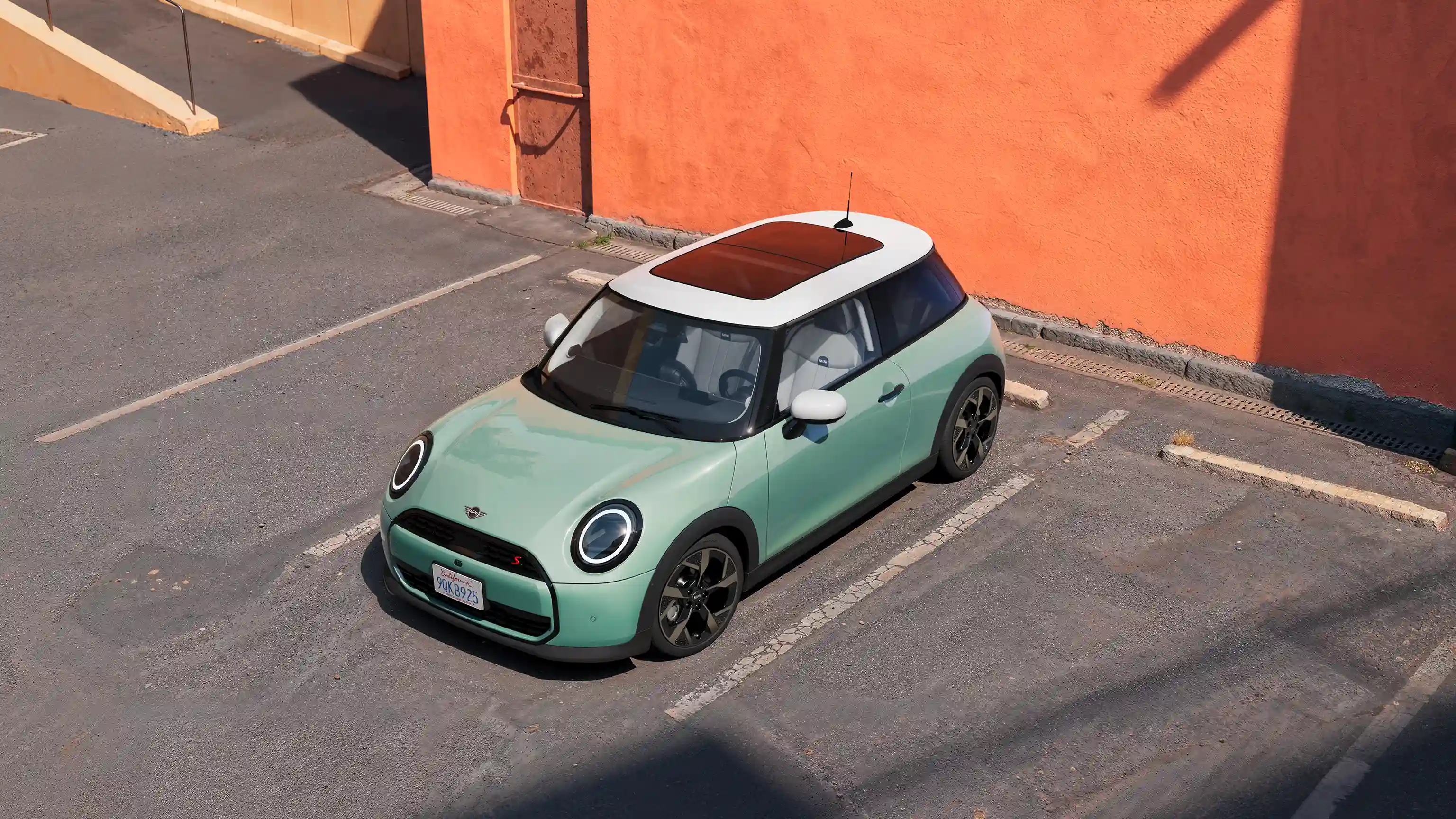Vidéo montrant en détail l’intérieur et l’extérieur d’une MINI Cooper. La caméra passe sur le tableau de bord en insistant sur les éléments du design