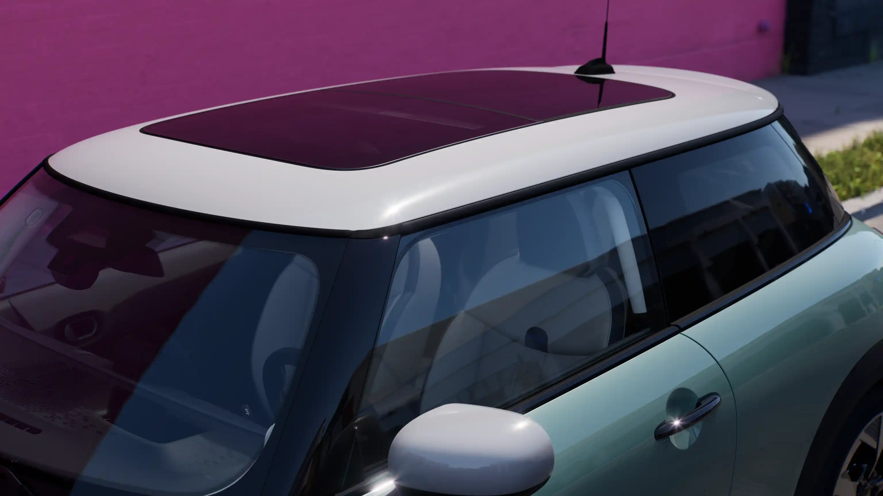 Vue du dessus de la MINI Cooper en Ocean Wave Green avec toit contrasté et grand toit en verre.