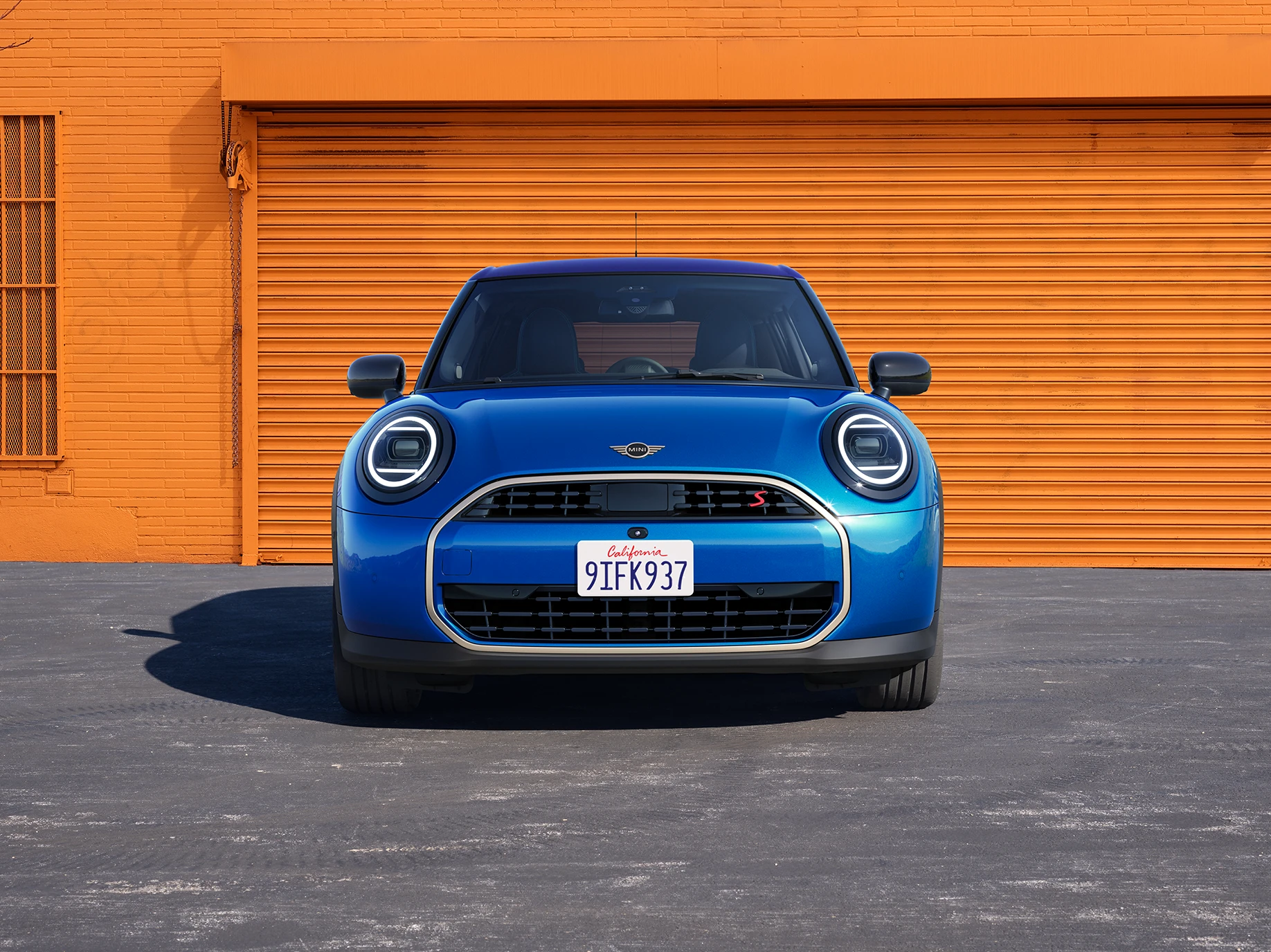 Vue avant de la MINI Cooper 5 portes Icy Sunshine Blue et Multitone Roof Blue.