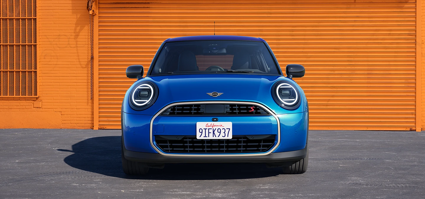 Vue avant de la MINI Cooper 5 portes Icy Sunshine Blue et Multitone Roof Blue.