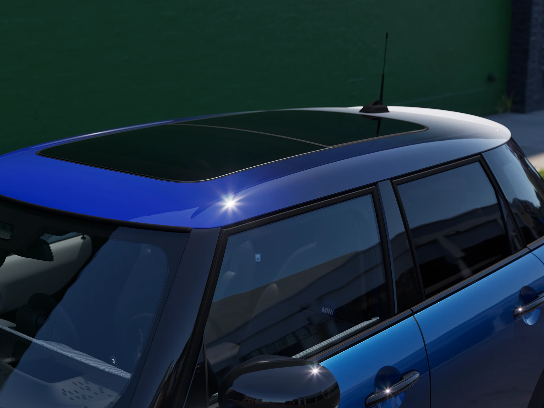 Vue rapprochée de la MINI Cooper 5 portes avec accent sur le Multitone Roof Blue.