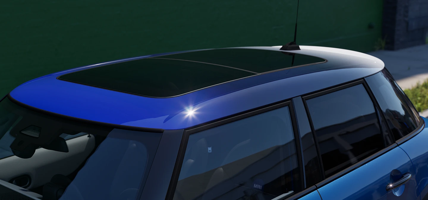 Vue rapprochée de la MINI Cooper 5 portes avec accent sur le Multitone Roof Blue.
