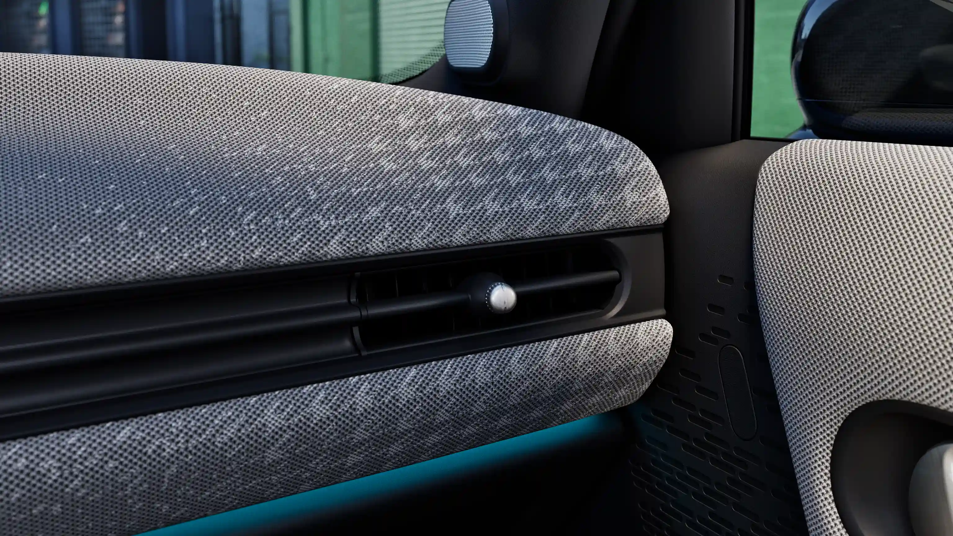 Detail van het dashboard van de MINI Cooper 5-deurs met blauwe sfeerverlichting