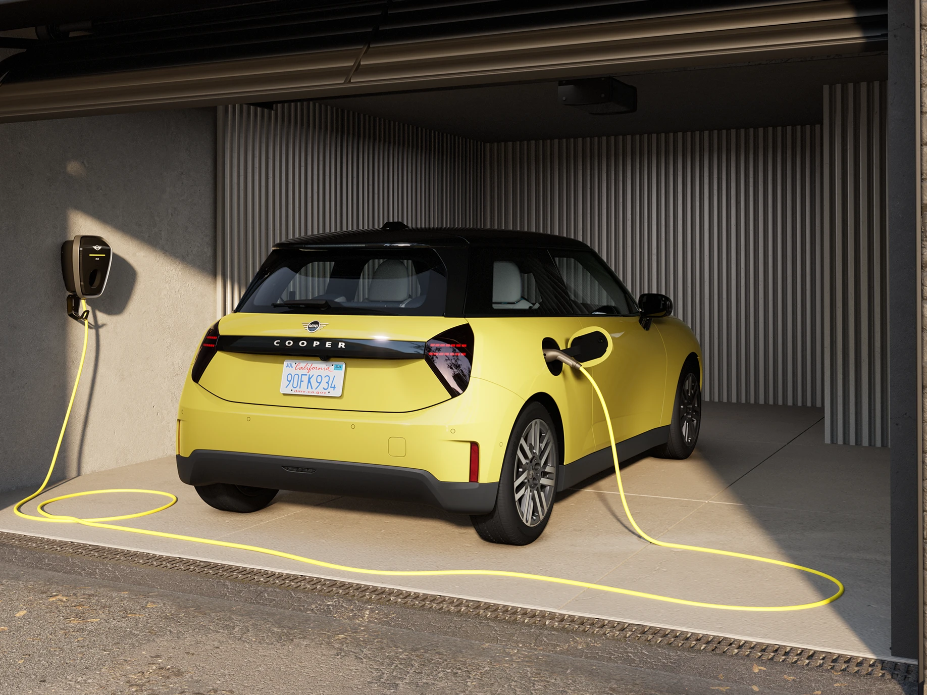 Achteraanzicht van een MINI Cooper Electric in Sunnyside Yellow tijdens het opladen in een garage. 