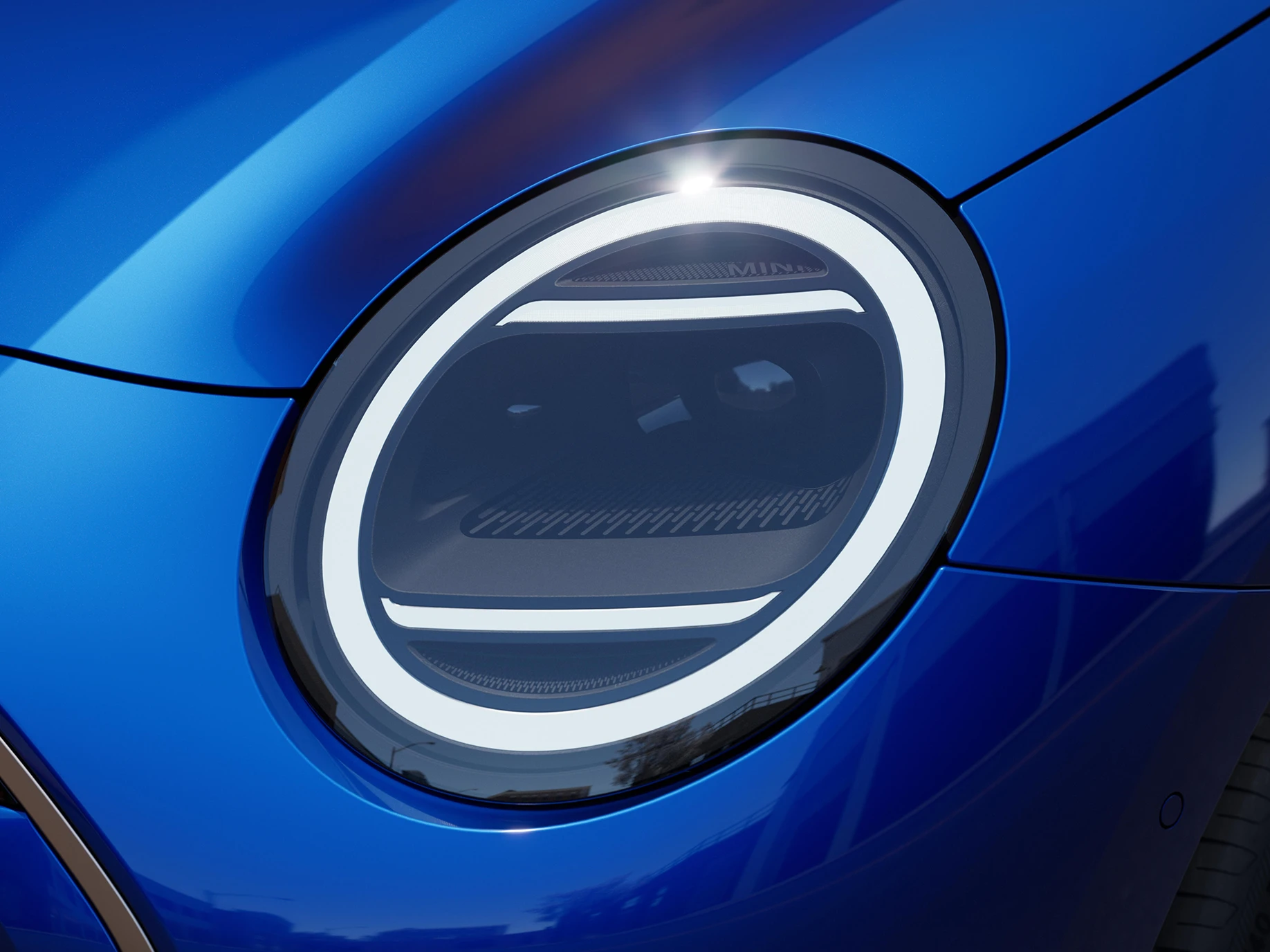 Close-up van de MINI Cooper Electric koplampen met Favoured Trim.