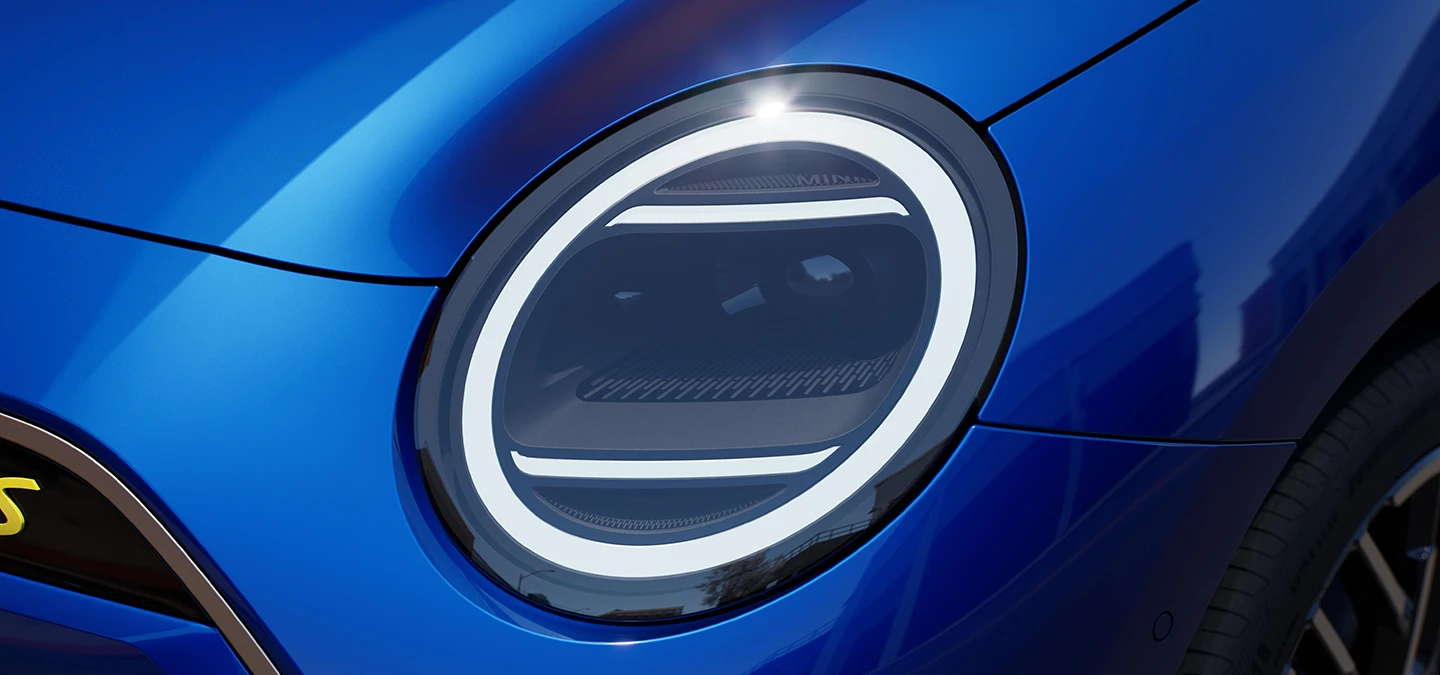 Close-up van de MINI Cooper Electric koplampen met Favoured Trim.