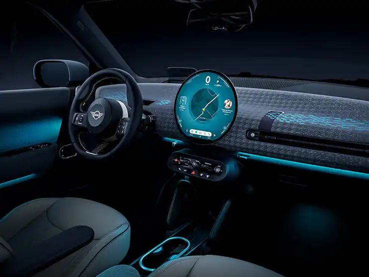Zicht op het interieur van de MINI Cooper Electric met sfeerverlichting in het blauw.
