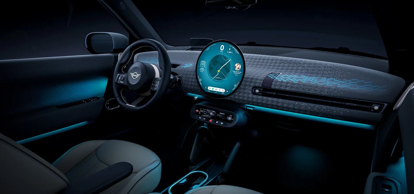 Zicht op het interieur van de MINI Cooper Electric met sfeerverlichting in het blauw.