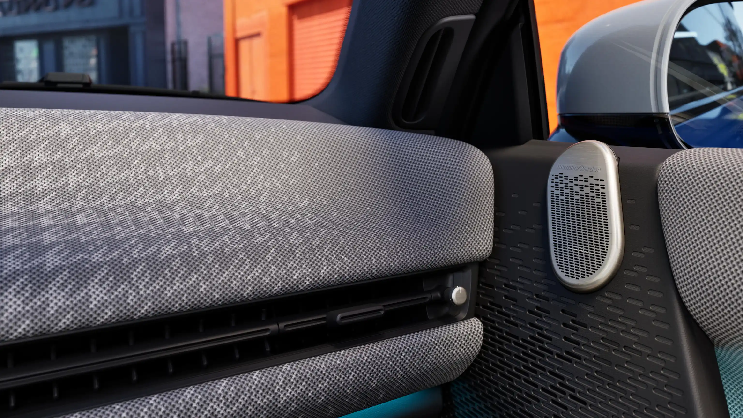 Vue détaillée du tableau de bord de la MINI Cooper 100% électrique en gris