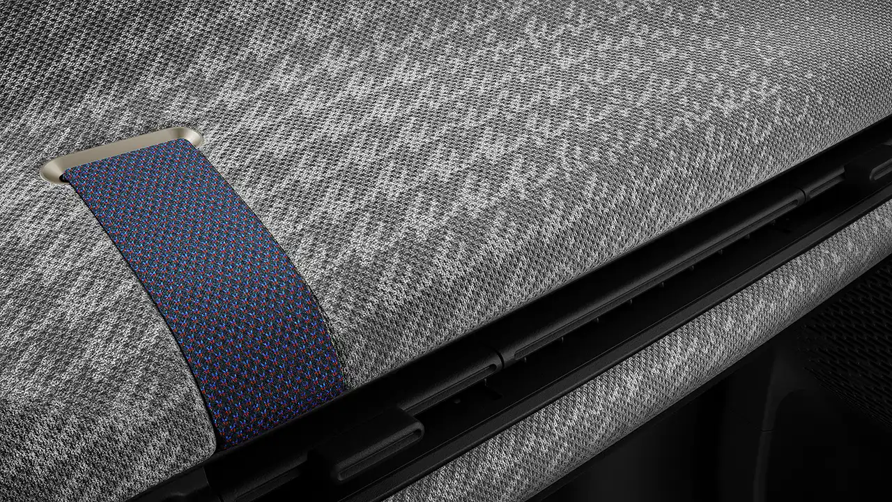 Een blik op het dashboard van de MINI Cooper Electric in grijs en wit