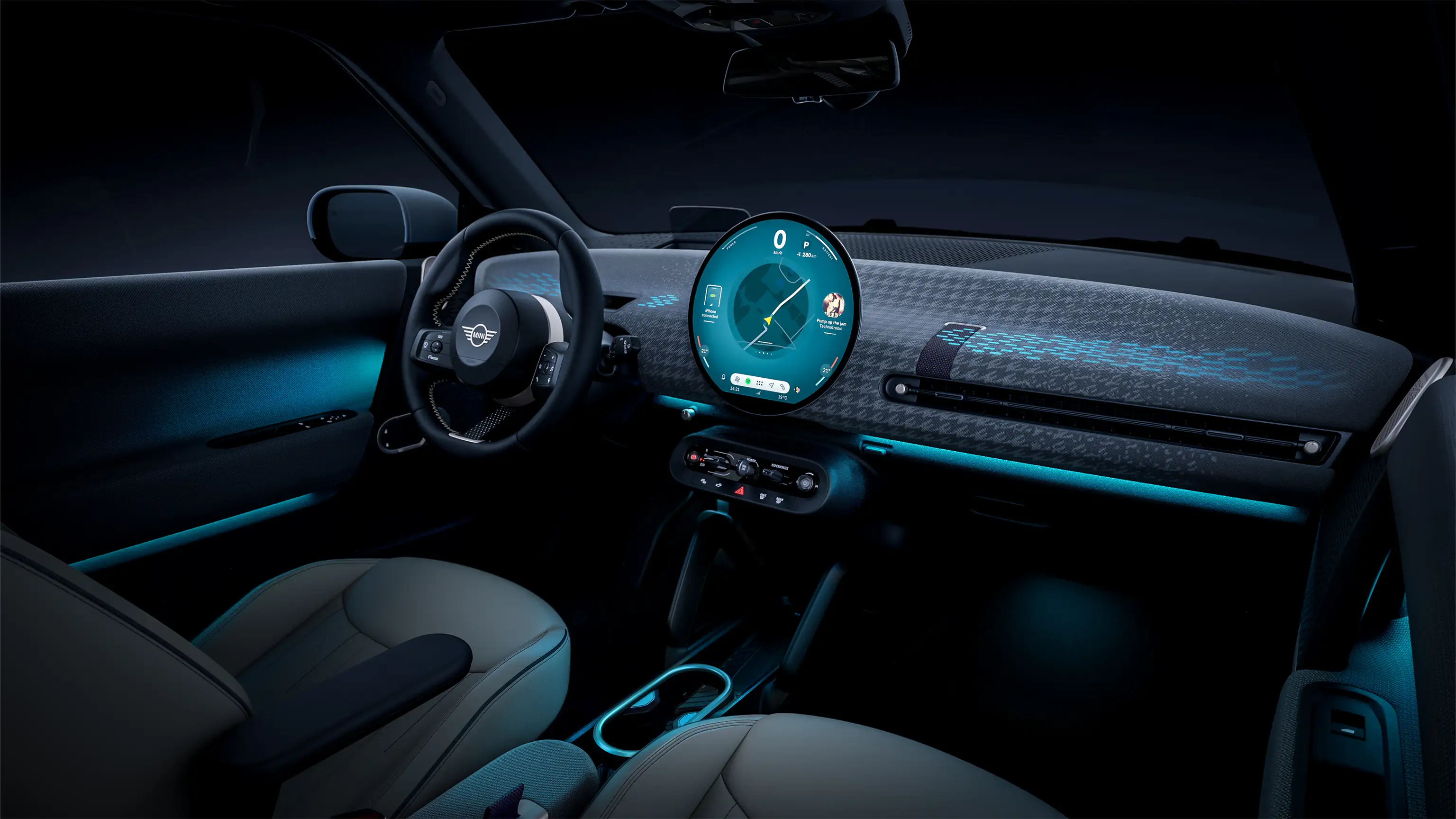 Panoramisch zicht op het verlichte dashboard van de MINI Cooper Electric