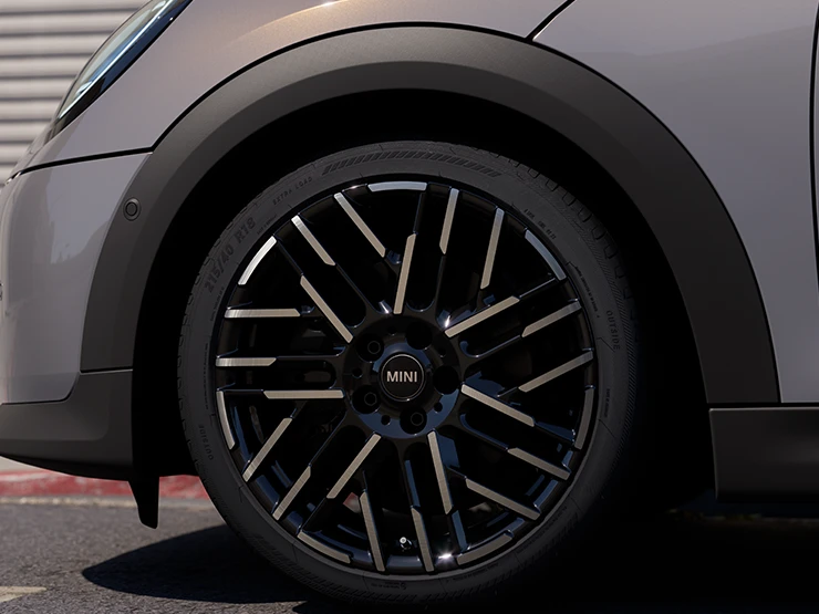 Vue détaillée de la MINI Cooper Cabrio Cooper Grey avec jantes bicolores Night Flash Spoke.