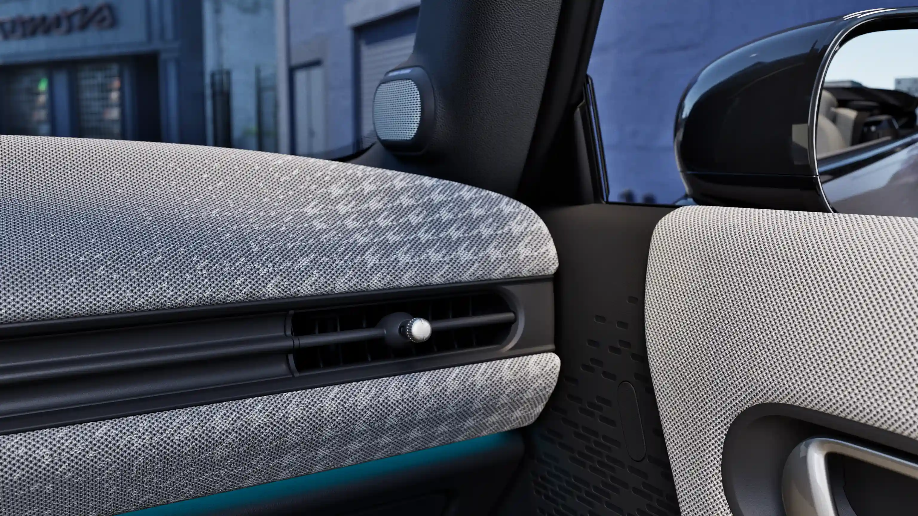 Gedetailleerde afbeelding van het dashboard van de MINI Cooper Cabrio met sfeerverlichting