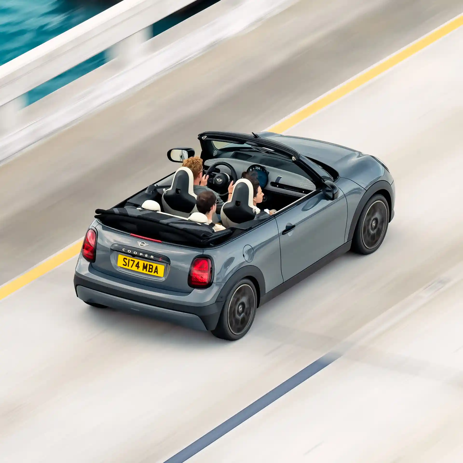 Vue arrière supérieure d’une MINI Cooper Cabrio dans la rue