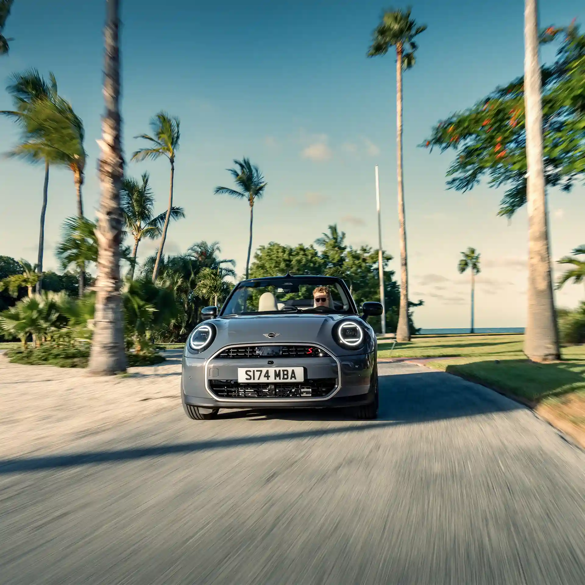 Vue frontale d’une MINI Cooper Cabrio en Copper Grey dans la rue