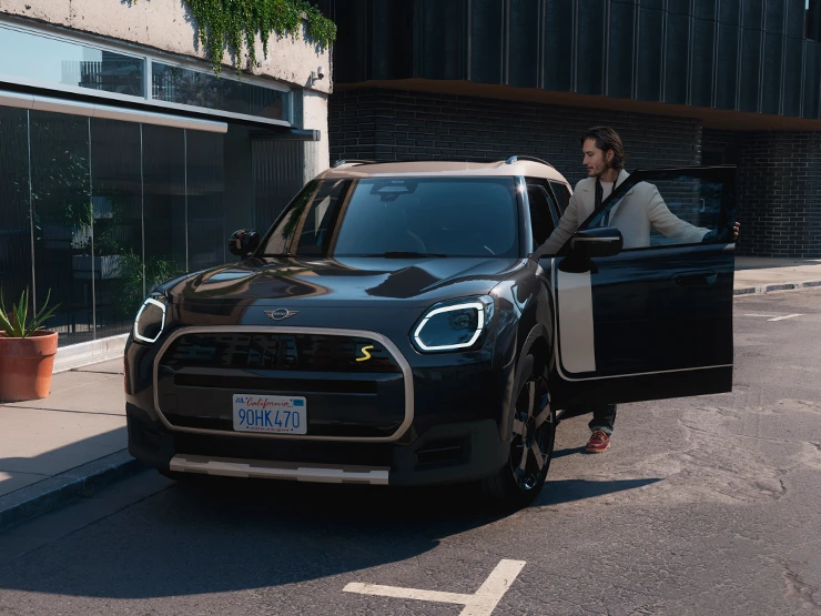 Vue avant de la MINI Countryman Electric Midnight Black avec toit Vibrant Silver en ville.