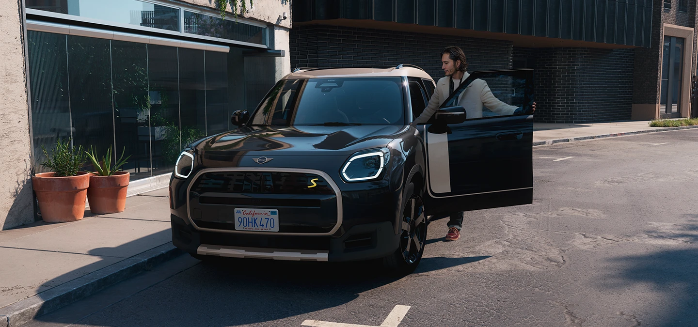 Vue avant de la MINI Countryman Electric Midnight Black avec toit Vibrant Silver en ville.