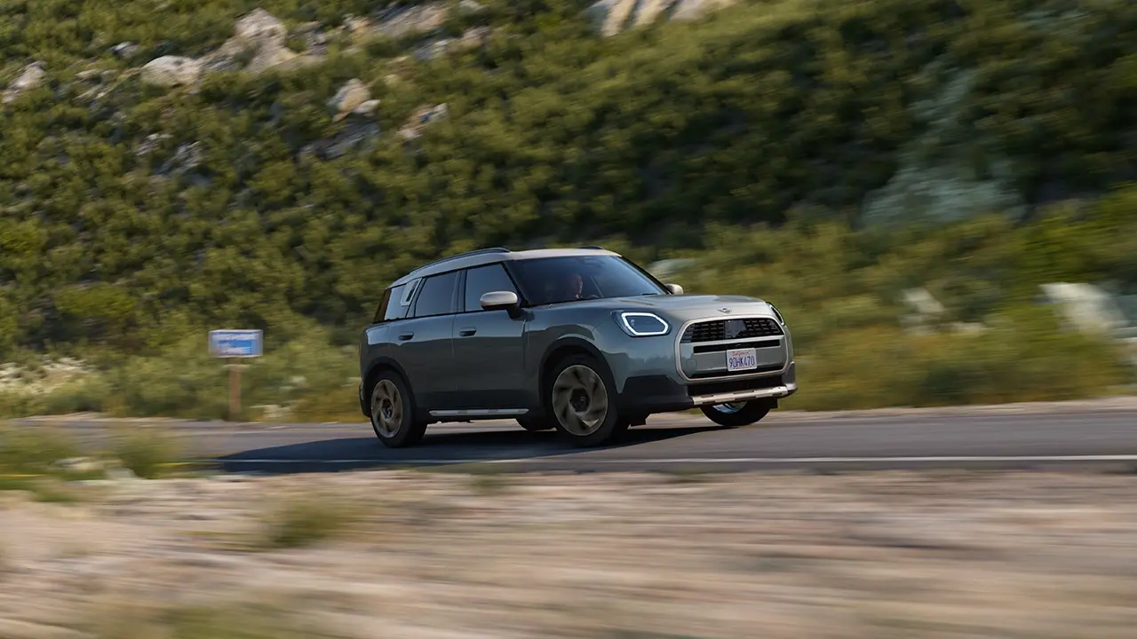 Een blik op de MINI Countryman in Smokey Green en Favoured Style tijdens het offroad rijden