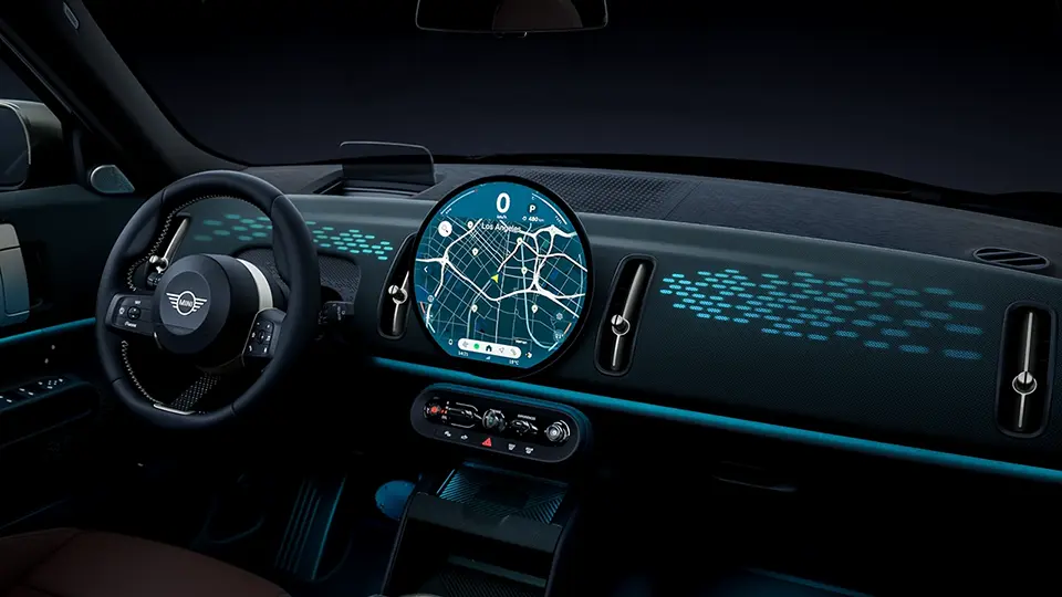 Panoramisch uitzicht op het verlichte dashboard van de MINI Countryman