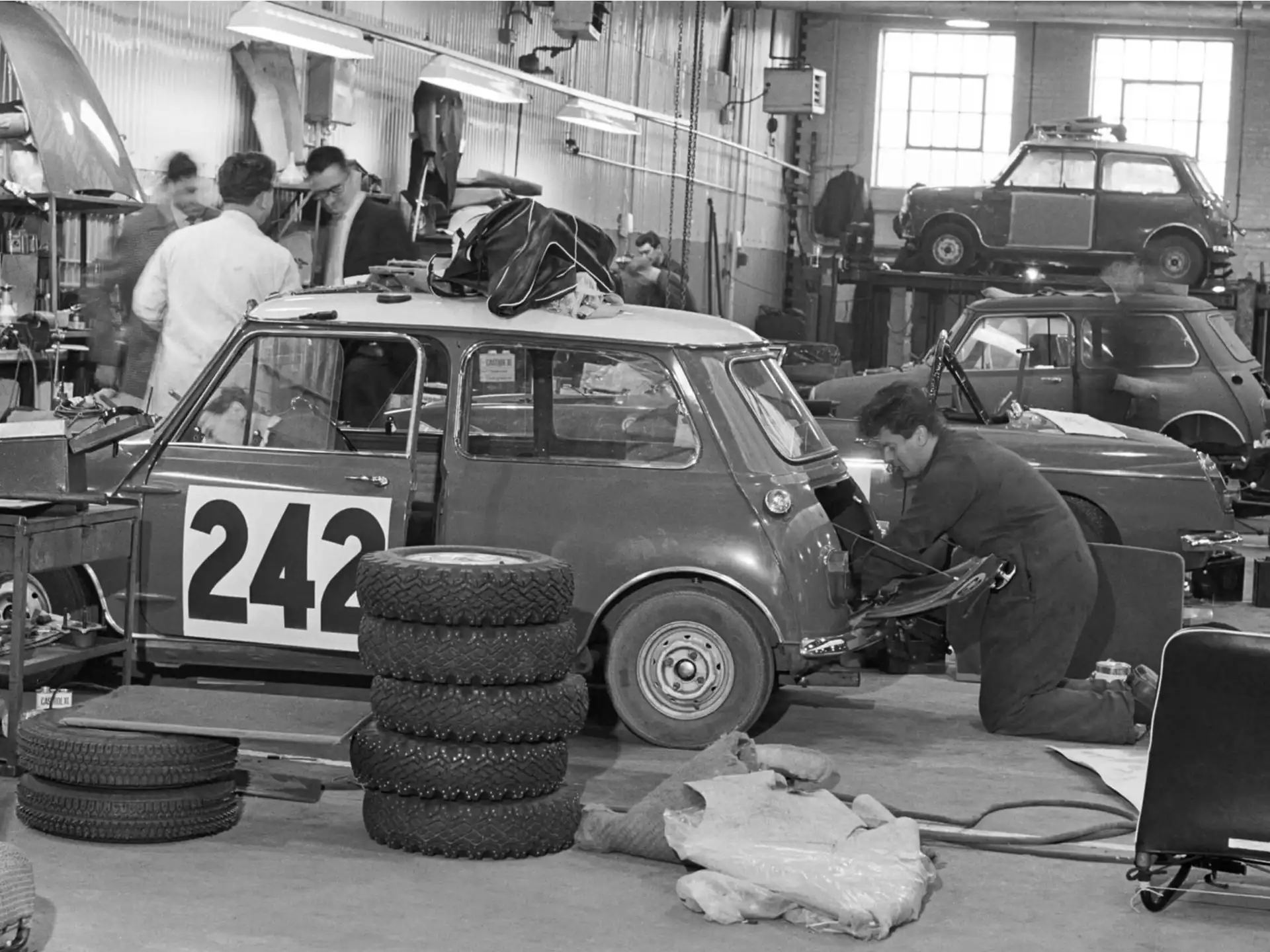MINI John Cooper Works - Oude Mini in de werkplaats