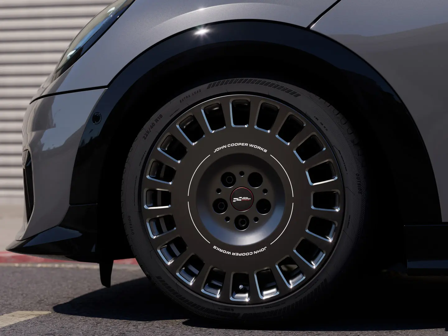 Vue rapprochée des détails de la jante MINI JCW 18" Rallye Spoke 964 Frozen Midnight Grey polie au diamant. 