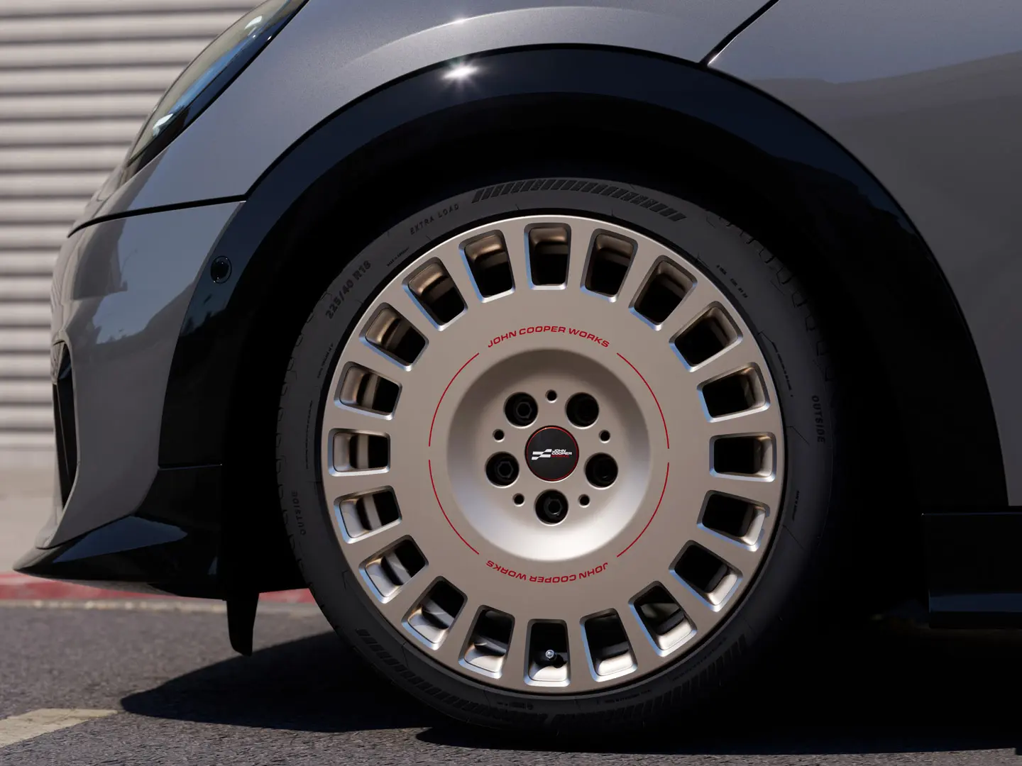 Jantes MINI JCW de 18 pouces en alliage Rallye Spoke 964 au fini Vibrant Silver et polies au diamant avec pneus estampillés homologués. 