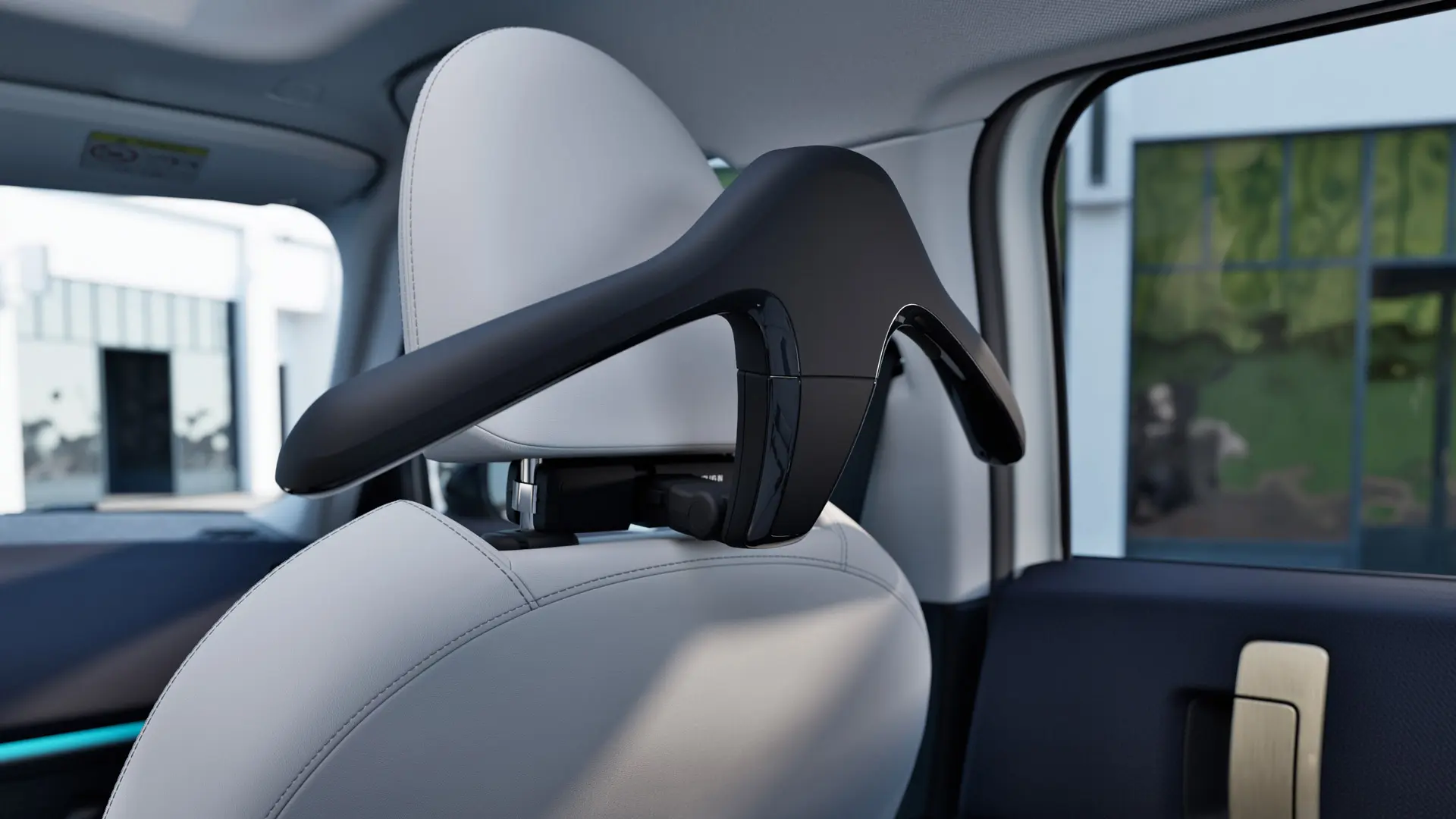 Porte-vêtements du MINI Travel & Comfort System installé à l'arrière de l'appui-tête d'un siège auto. 