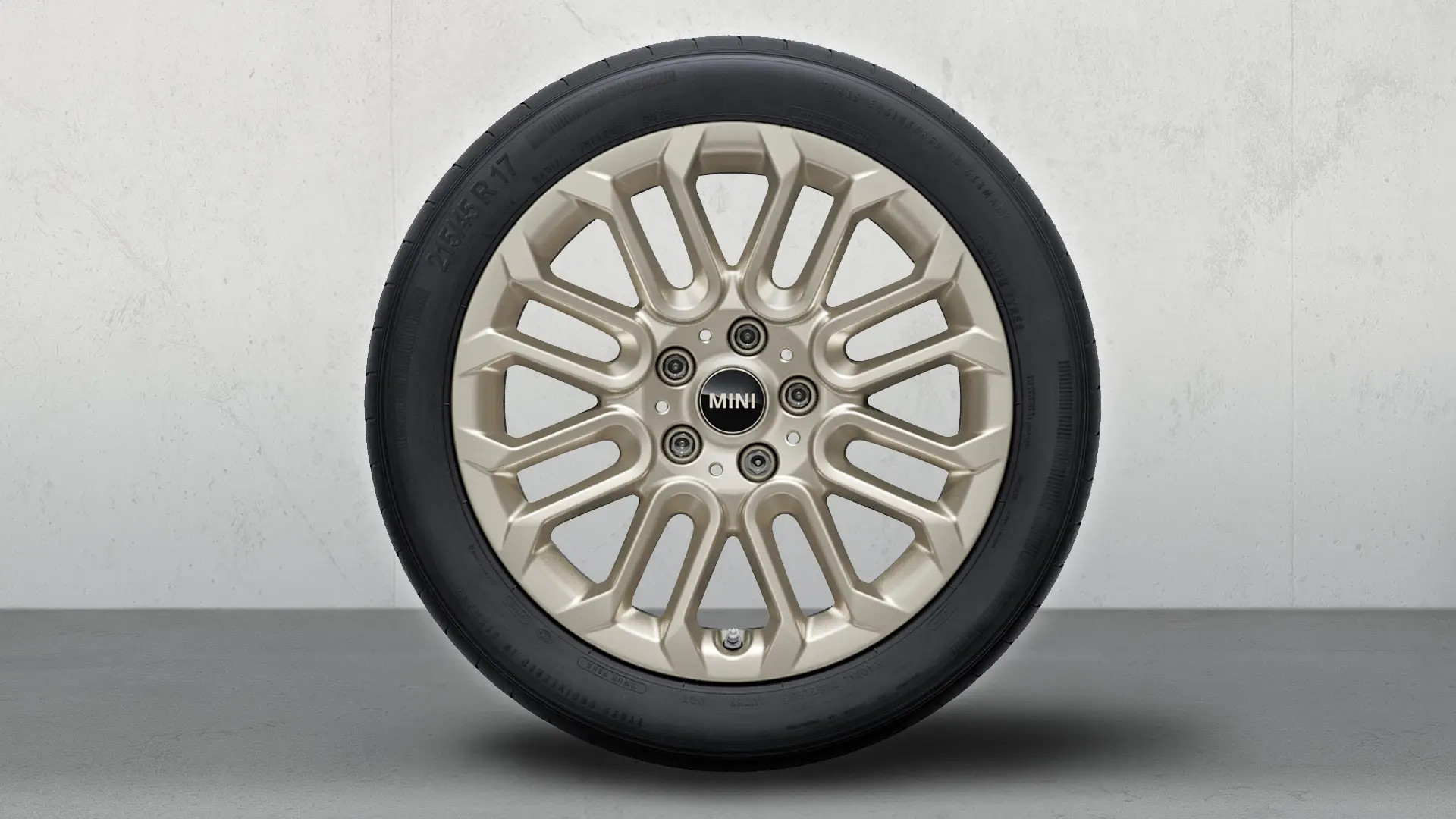 Close-up van het 17 inch MINI U-Spoke 956 lichtmetalen wiel met een glanzende Vibrant Silver afwerking.