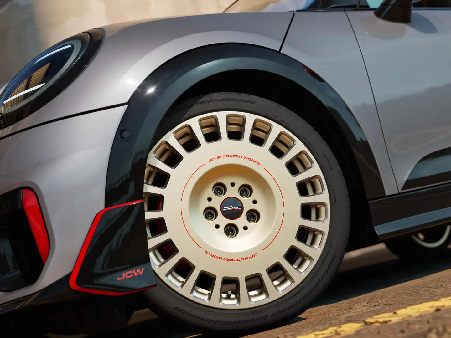 Close-up van een 18 inch JCW Rallye Spoke 964 wiel in Bicolour Vibrant Silver en diamantgefreesd met winglet voor.