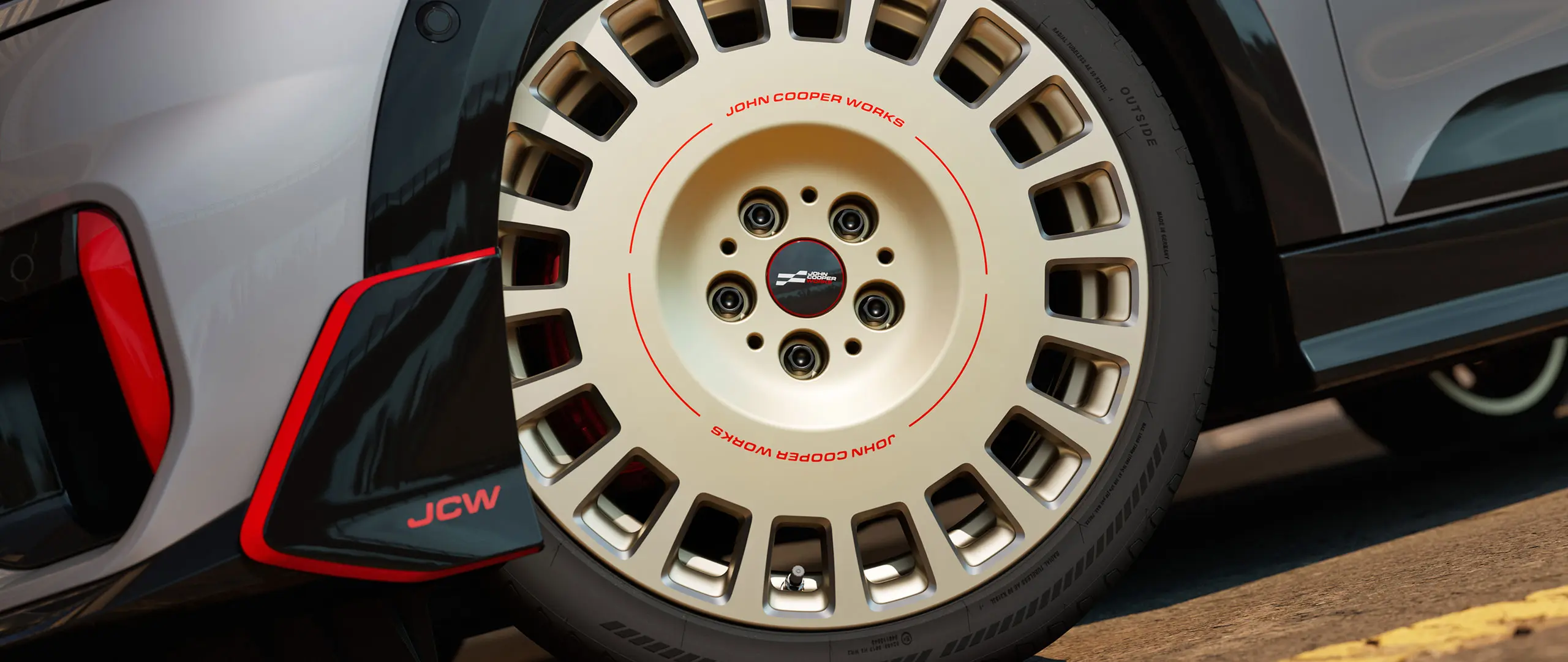 Close-up van een 18 inch JCW Rallye Spoke 964 wiel in Bicolour Vibrant Silver en diamantgefreesd met winglet voor.