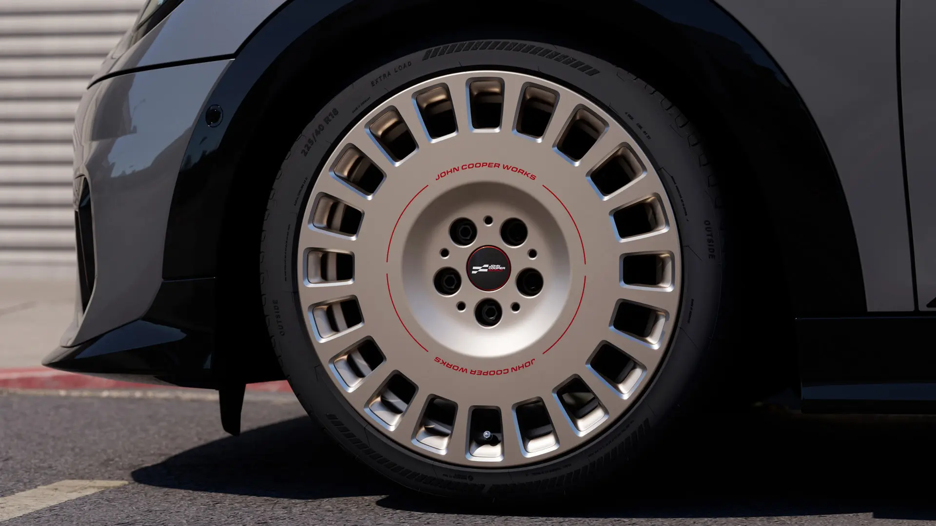 18 inch MINI JCW Rallye Spoke 964 lichtmetalen wiel in Vibrant Silver met een meer solide ogend ontwerp met gesloten spaken. 