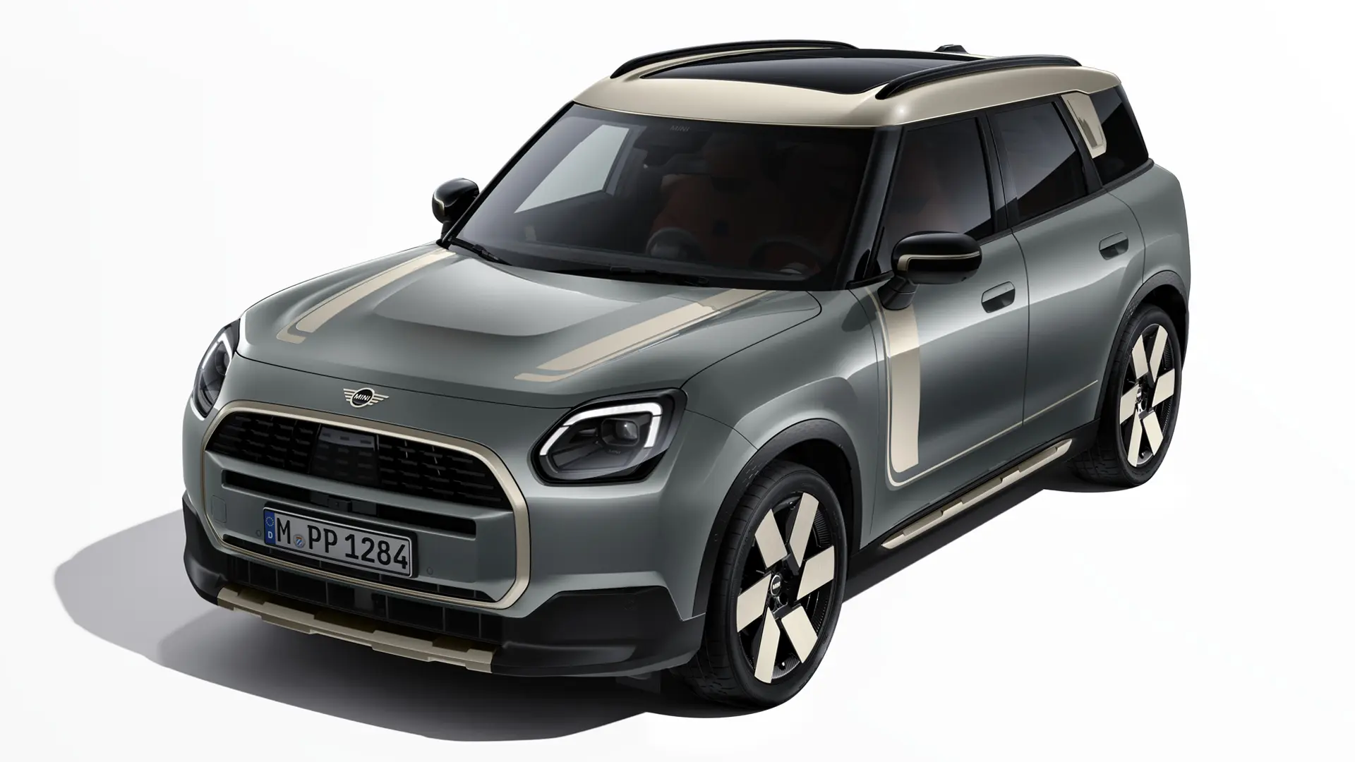 MINI Countryman Electric Smokey Green avec les autocollants MINI Favoured Vibrant Silver, vue de trois quarts.