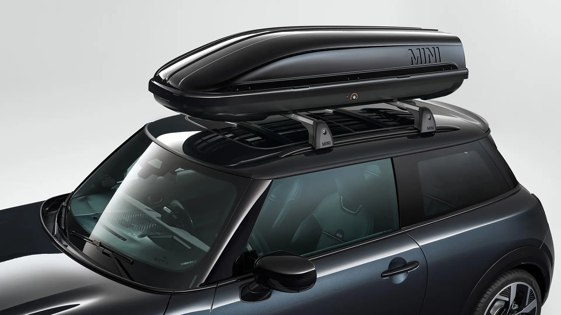 MINI Cooper 3 portes en noir avec coffre de toit MINI 320 noir.