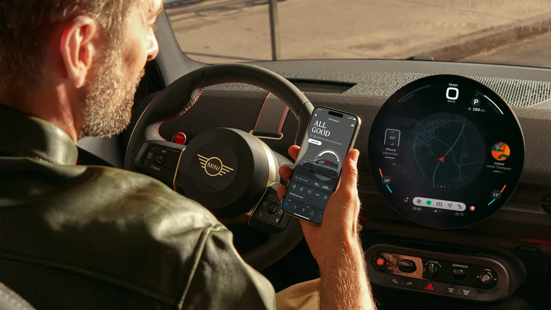 Le conducteur MINI utilise l'application MINI sur son téléphone pour les services de navigation.