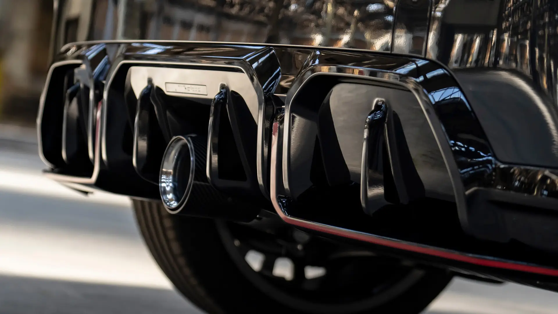 Diffuseur arrière MINI John Cooper Works en noir brillant avec cadre rouge.