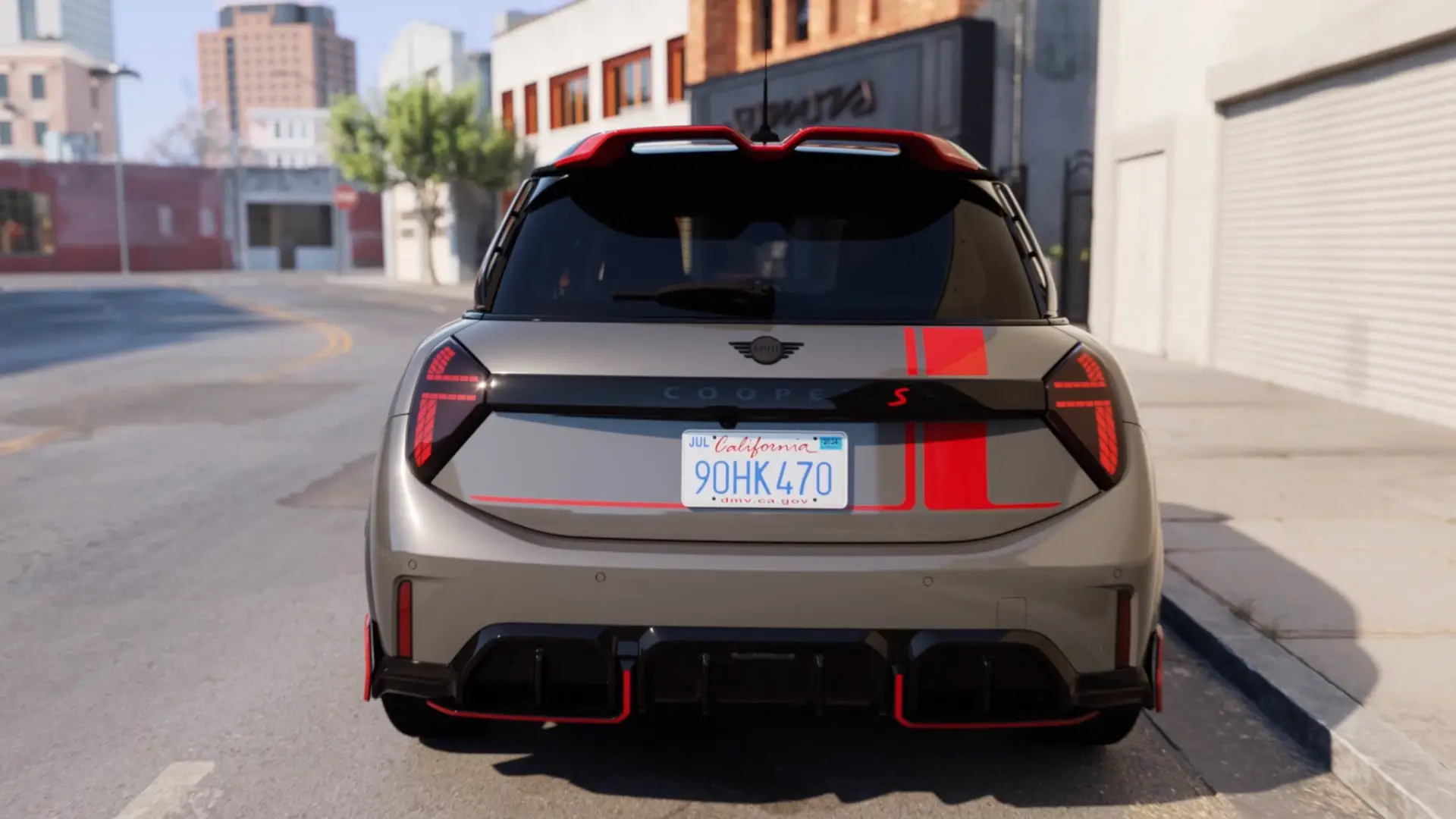 MINI Cooper C équipée d’accessoires John Cooper Works, circulant en ville.