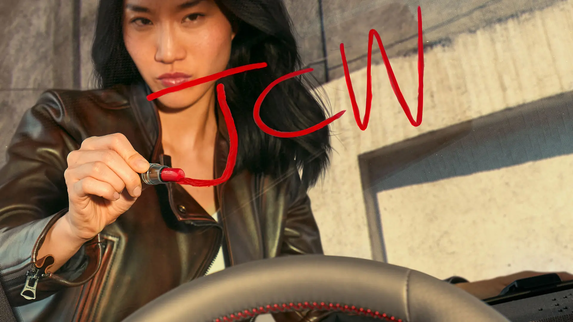 Une femme dans un centre MINI attend un essai routier JCW.