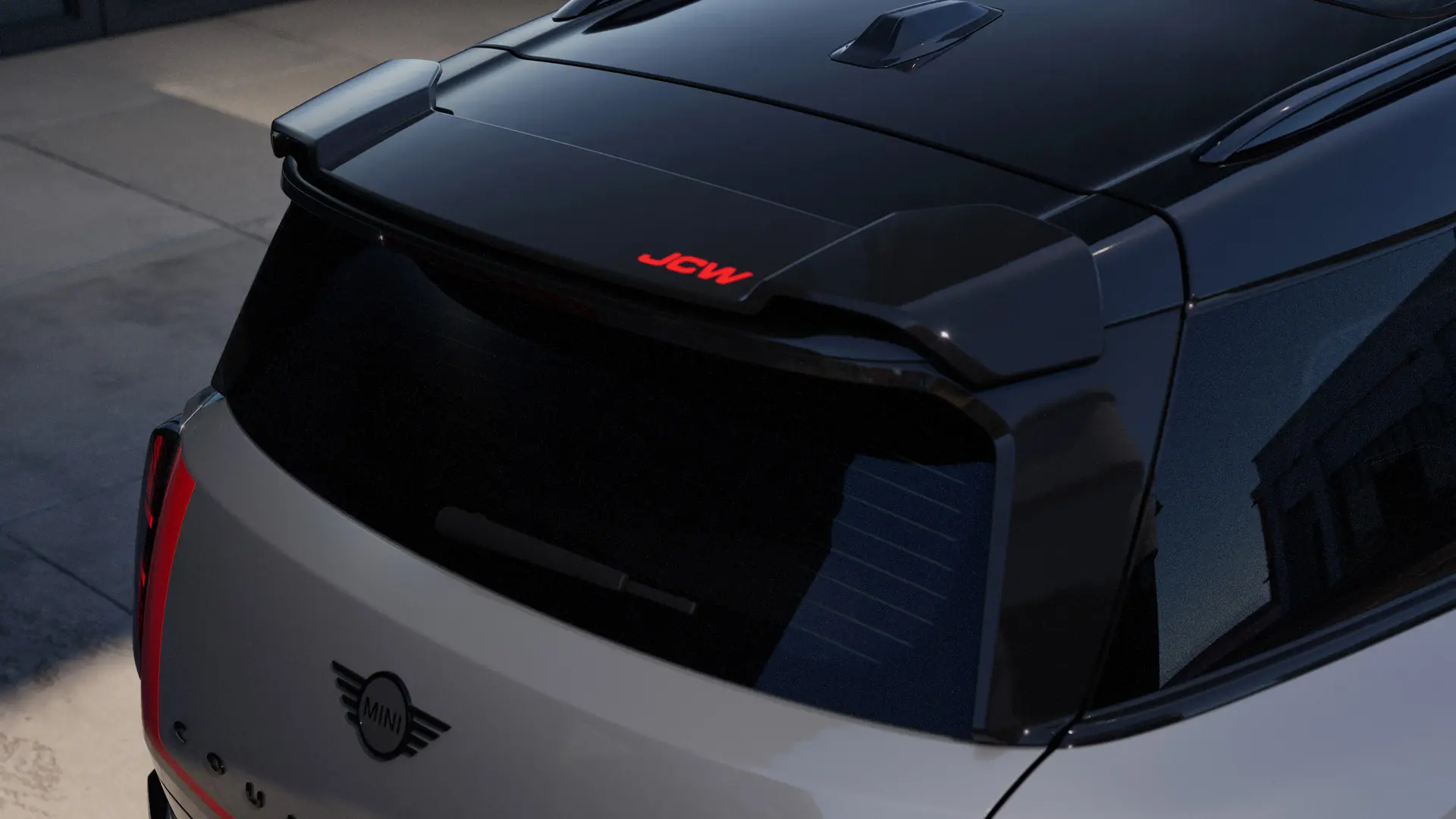 Fixation du spoiler de toit MINI John Cooper Works avec touche Chili Red John Cooper Works.