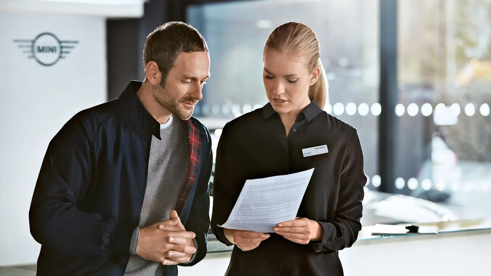 Conseiller service MINI informant un client sur les forfaits d’entretien au MINI Centre.