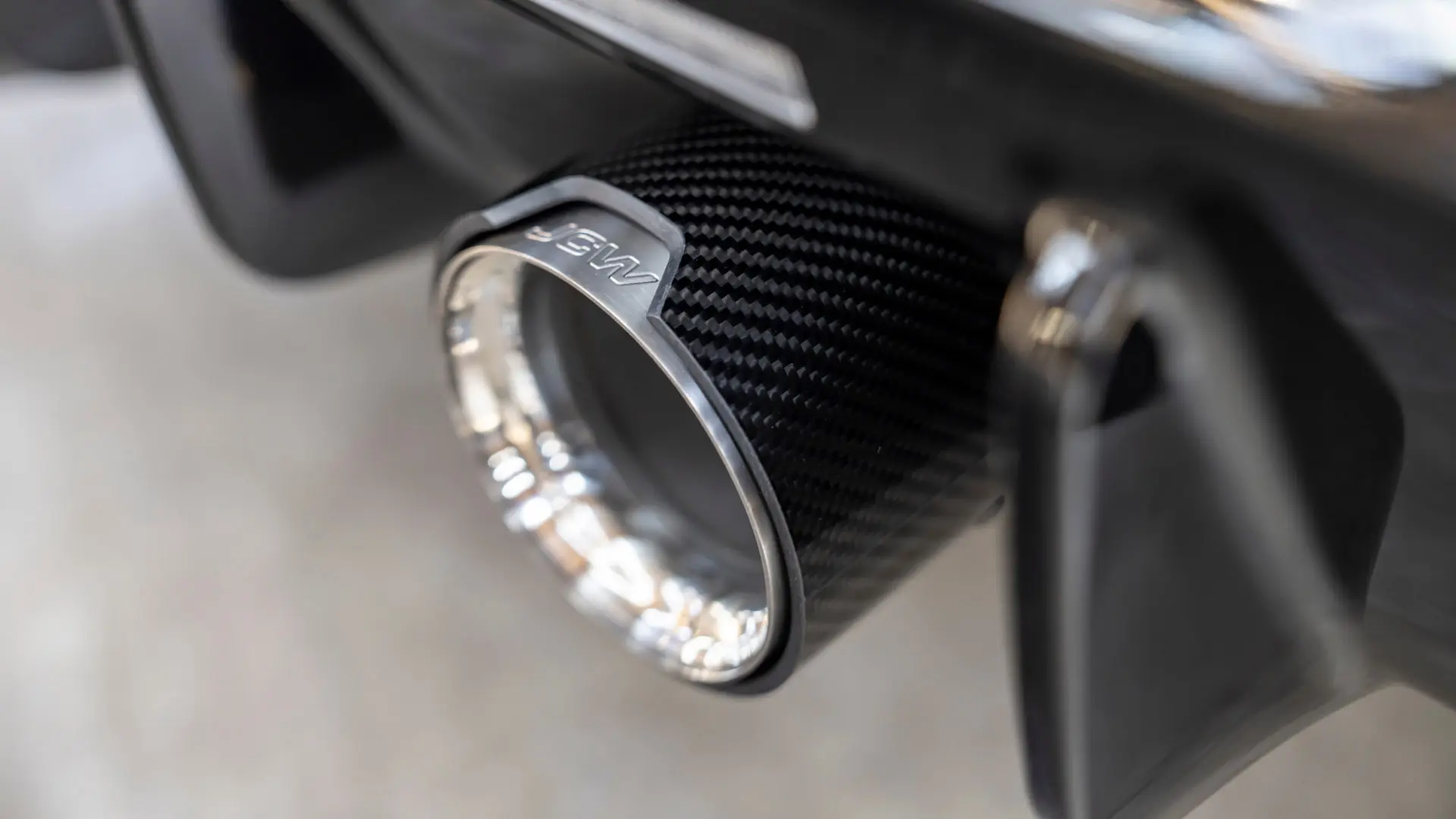 La sortie d'échappement MINI John Cooper Works peut être fixée au système d'échappement pour donner à votre véhicule un look inspiré du sport automobile. 