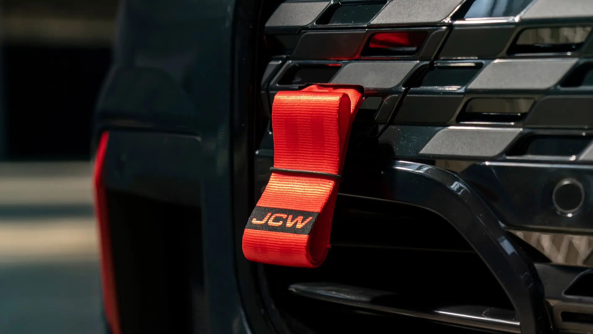 La sangle de remorquage rouge MINI John Cooper Works avec logo JCW noir a une longueur de tige de 90 mm.