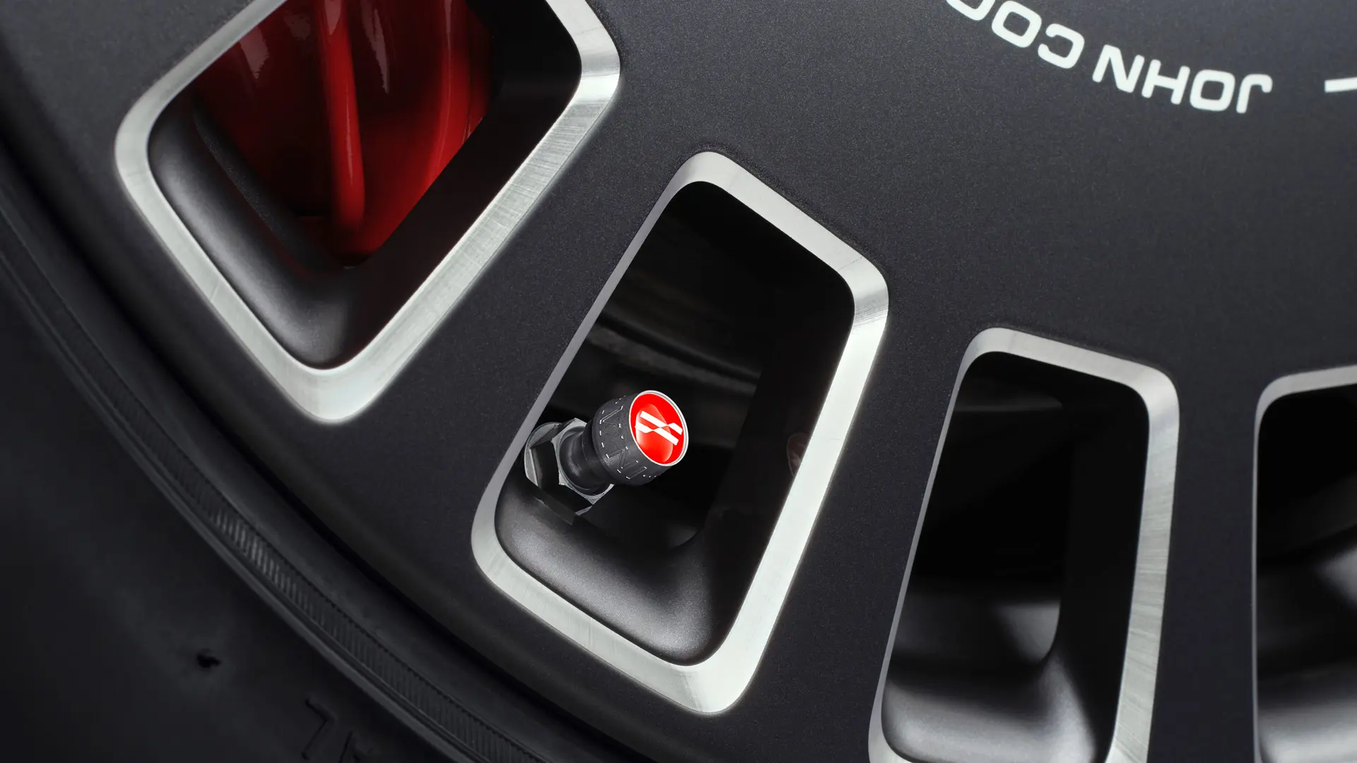 Les capuchons de valve en aluminium John Cooper Works apportent une touche visuelle rouge élégante au pneu.