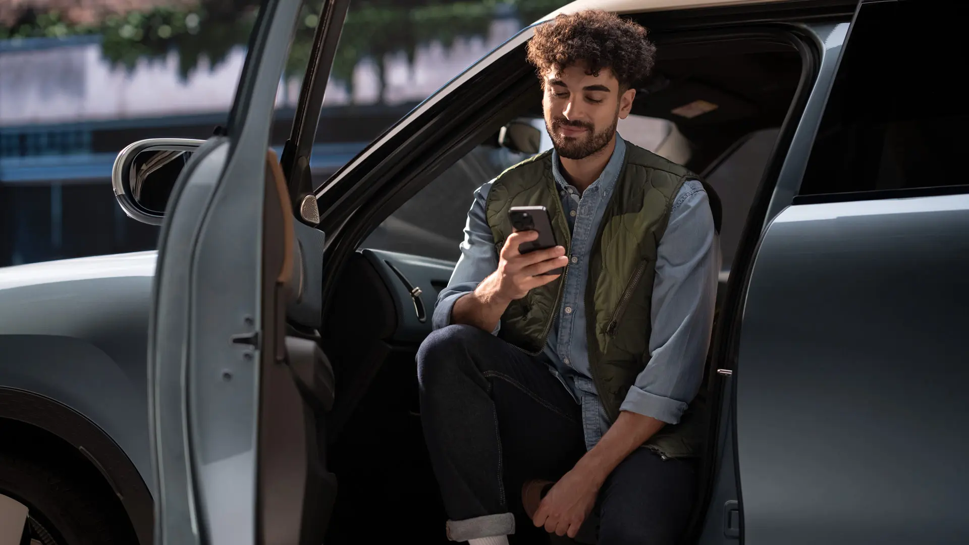 Een man die een onderhoudsafspraak maakt met zijn mobiele telefoon.