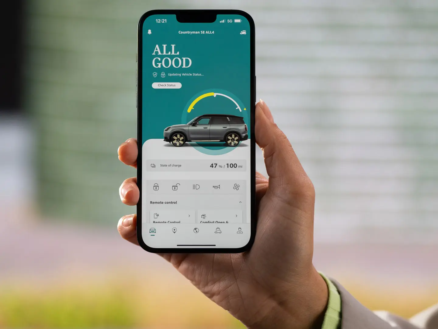 Les Remote Services dans la MINI App, affichant le niveau de charge actuel et l’autonomie restante estimée. 