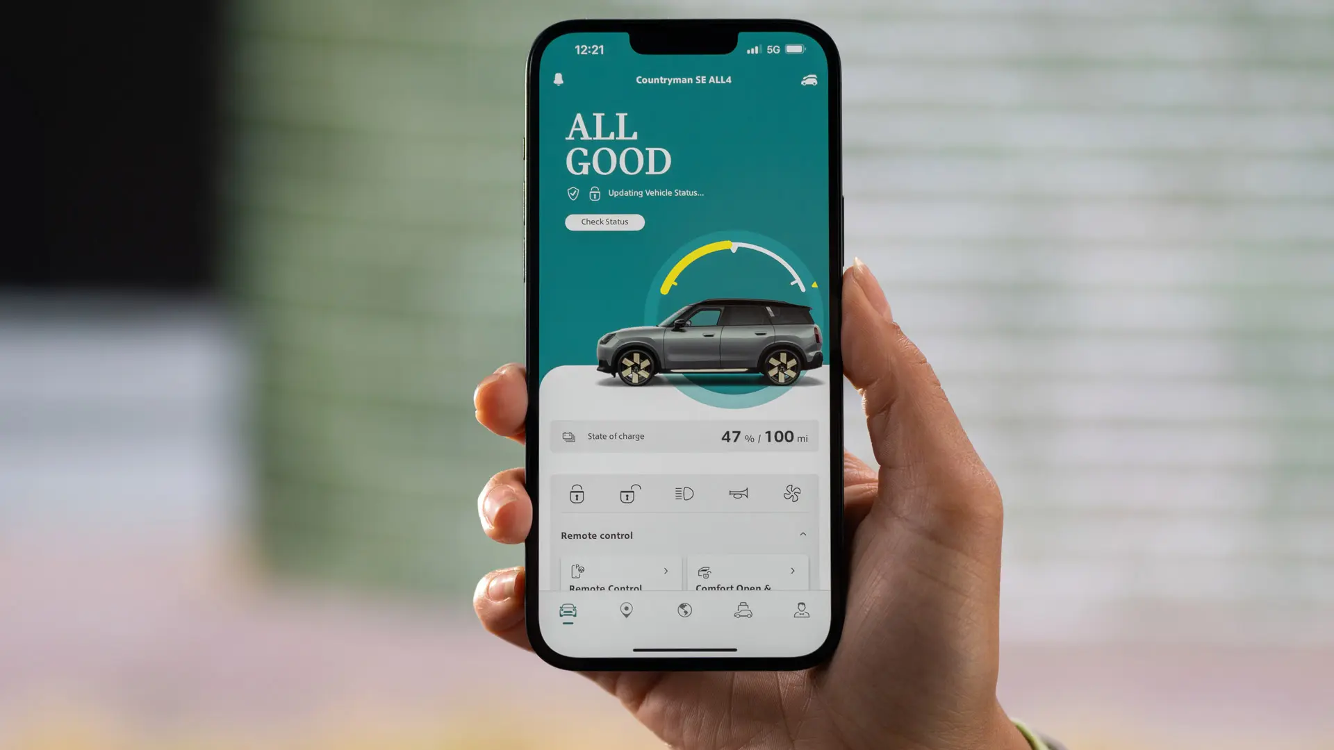 Les Remote Services dans la MINI App, affichant le niveau de charge actuel et l’autonomie restante estimée. 