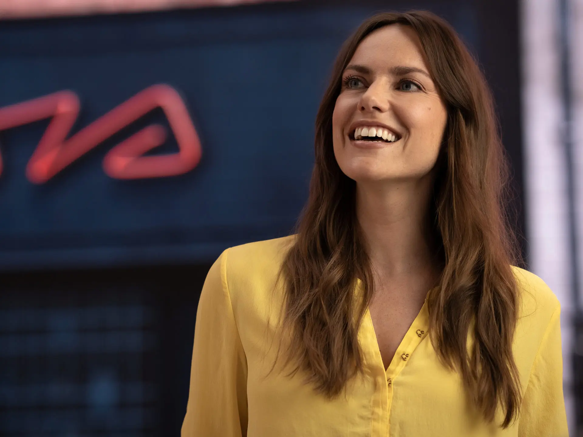 MINI Service Partner - lachende vrouw in een geel shirt