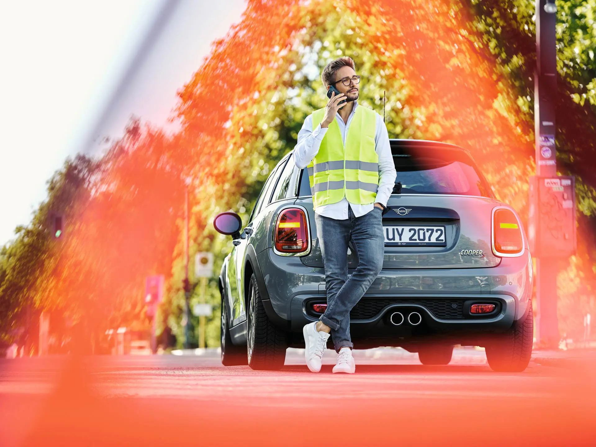 Homme attendant l'assistance routière.