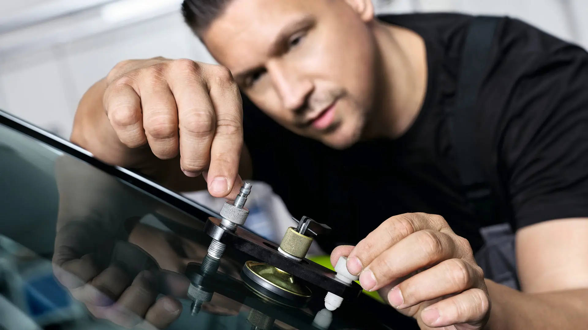 Un employé de MINI répare le pare-brise.